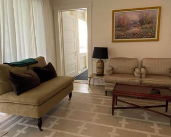 Updated Vintage Farmhouse -- walking distance to stores, dining & wine tasting - Boonville - Living room