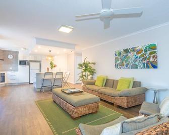 Munna Beach Apartments - Noosaville - Living room
