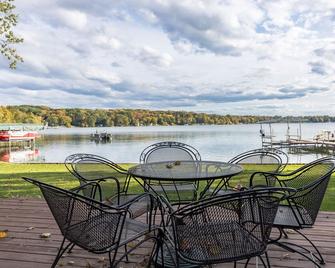 Lakefront Getaway Perfect for All Seasons - Twin Lakes - Outdoors view