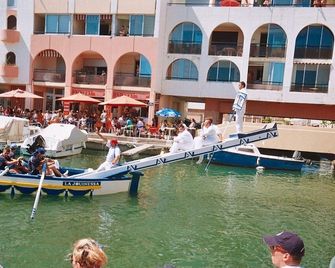 T2 neuf climatisé à Sète 200m plage, parking - Sète - Pool