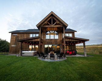 Spacious Modern Cabin w/ 4 Master Suites & Jacuzzi - Ashton - Building