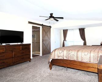 Totally Remodeled- All New Furnishings- Backs To Golf Course- Great Base Camp - Montrose - Bedroom