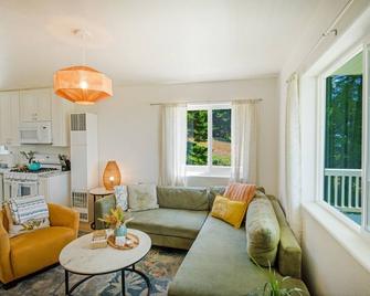 Cozy Oceanview Hideaway 1&2 on Golf Course/Airport - Whitethorn - Living room