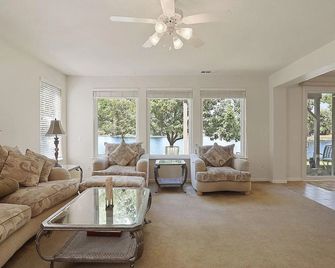 Beautiful home in the quiet community with stunning lake view - One Month Min. - Stockton - Living room