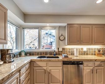 Walk to Restaurants and Coffee -- Great New Hot Tub - Cottonwood Heights - Cocina