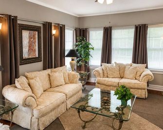 Spacious Group Retreat 4br + Bunk Room, Sleeps 12, 2 Living Rooms, Fenced Yard - South Beloit - Sala de estar