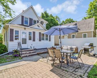 Family & dog friendly; 5 min walk to beach, bars, downtown, restaurants and park - Detroit Lakes - Terasa