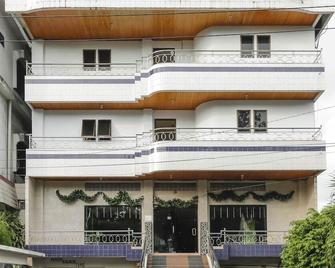 RedDoorz @ Jembatan Megawati - Manado - Edificio