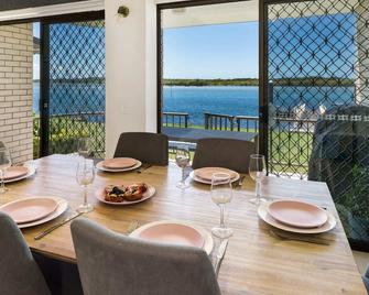 River Front Escape, Short Walk to Ocean Street - Maroochydore - Dining room