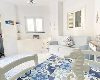 Arime Apartment Elegance and Tradition a Stone's Throw from the Sea' - Lacco Ameno - Sala de estar