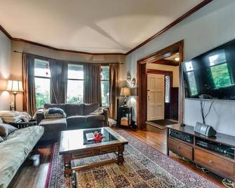 Large character home steps from Little Italy / Commercial Drive - Vancouver - Sala de estar