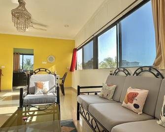 Sunny Side Up Pent 1 with Pool, pet friendly, free parking, free wifi - Candolim - Living room