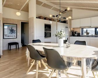 5 star holiday home in Hirtshals-By Traum - Hirtshals - Essbereich
