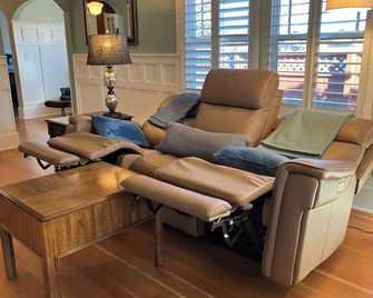 Historic 1927 Craftsman in Downtown Sequim – Walk to Everything! - Sequim - Living room