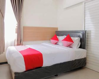 Hotel O Antosa Family Residence - Jember - Спальня