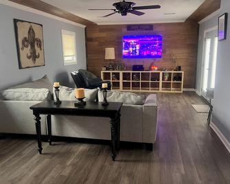 3 bedroom, 2 bathroom house - Arabi - Living room