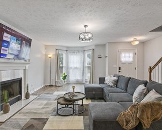 Family & Pet-Friendly 4BR Retreat w/ Sunroom, Fenced Yard, Basement, Grill - Lawrenceville - Living room