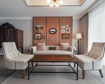 Marina Express-AVIATOR-Phuket Airport (SHA Plus+) - Sakhu - סלון