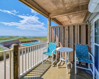 Dog-friendly oceanfront condo with balcony, outdoor pool, hot tub, and central AC - Hatteras - Balcony