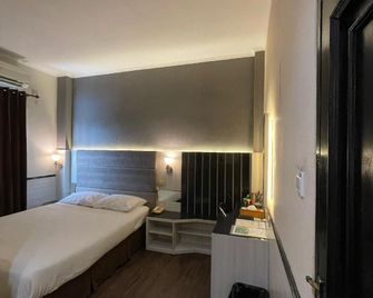 Violand Garden Hotel - Samarinda - Schlafzimmer