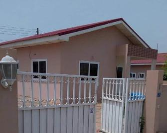 Furnished 2 Bedr in our House safe gated Comm. Family friendly with caretaker - Tema - Building