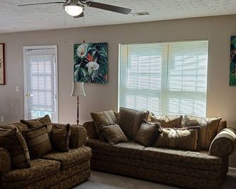 It's a home away from home. - Douglasville - Living room