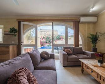 Ellie Boo Farmhouse with Pool and Hot Tub and Games Room - Xewkija - Sala de estar