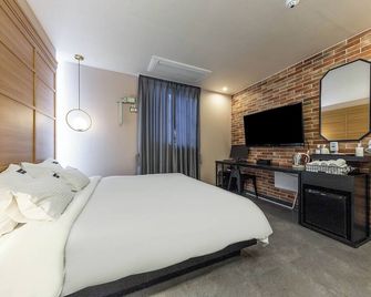 Jinju Brown Dot Jinjuseong Branch - Jinju - Habitación