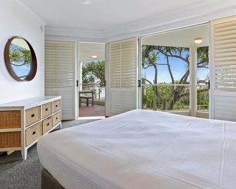 Sun, sand, and surf, Sunrise Beach - Sunshine Beach - Quarto