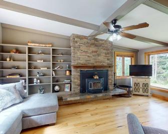 River’s Reverie - Ski Retreat with cozy fireplace and garage parking! - Mosinee - Living room