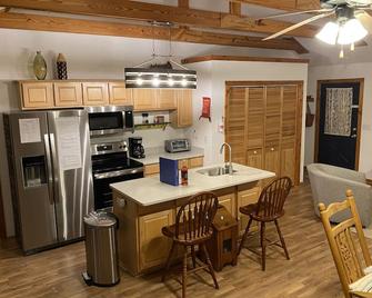 Treetops Cottage, wrap around deck, Wi-Fi, pet friendly, close to Lake Lure. - Lake Lure - Cocina