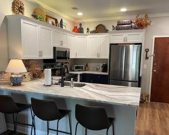 Auburn's Gameday Condo -- Closest To Campus - Auburn - Kitchen