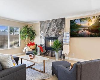 Seabreeze-Modern Home w Outdoor Living&Near Beach - Huntington Beach - Living room