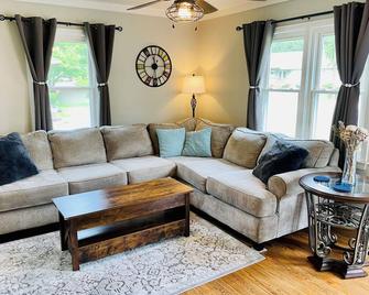 Cozy Bungalow near Auburn Hills - Pontiac - Living room