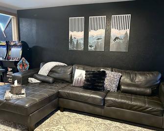 3 Kings Mountain Cabin•Hot Tub•Arcade• - Idaho City - Living room