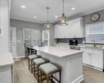 Grand Pavilion 71 by Wild Dunes, Home in Resort Core with Amenity Access - Isle of Palms - Kitchen