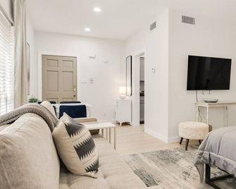 Orchid: Studio Apt, 4 Minute Walk to A&M - College Station - Living room