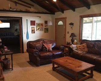 The Redband Cabin - 2 Acres At Rocky Point On Klamath Lake - Boat, Hike, Fish! - Klamath Falls - Living room