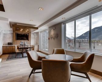 Family Ski Trip! 3 Pet-friendly Units, Outdoor Jacuzzi, Free Breakfast, Shuttle! - Keystone - Obývací pokoj