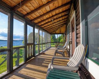 Poet's Lodge - Rustic 4 bedroom cabin on the shores of Mooselookmeguntic Lake - Oquossoc - Balcony