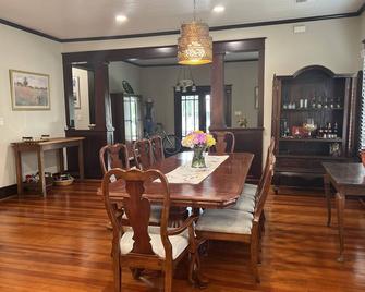 Downtown Craftsman home w\/ lovely front porch. Walk to restaurants & antiques. - Breaux Bridge - Dining room