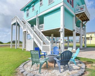 Walk to Beach: Home w/ Hot Tub & Deck in Gilchrist - Gilchrist - Patio
