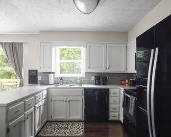 N. Jackson Home Sleeps 8 Near Union Univ. & I-40 - Jackson - Kitchen
