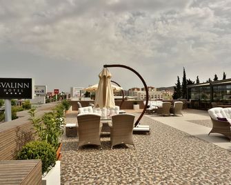 Svalinn Hotel - Esmirna - Patio