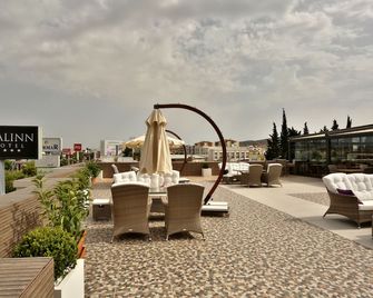 Svalinn Hotel - Izmir - Patio