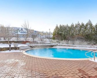 5 minute walk to lifts and Stratton Village! Cozy fireplace with a private patio - Stratton - Pool