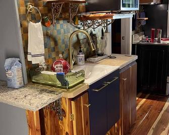 Attic Studio 3rd Floor Apartment in an 1811 Row House, Downtown Cynthiana - Cynthiana
