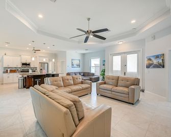 Hot Tub and Lanai! Marco Island Home 2 Mi to Beaches - Marco Island - Living room