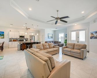 Marco Island Home w/ Heated Pool + Screened Lanai! - Marco Island - Sala de estar