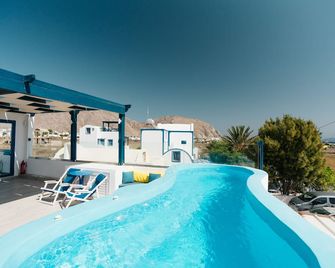 هانيمون بيتش ستوديوز - باريسا - حوض السباحة